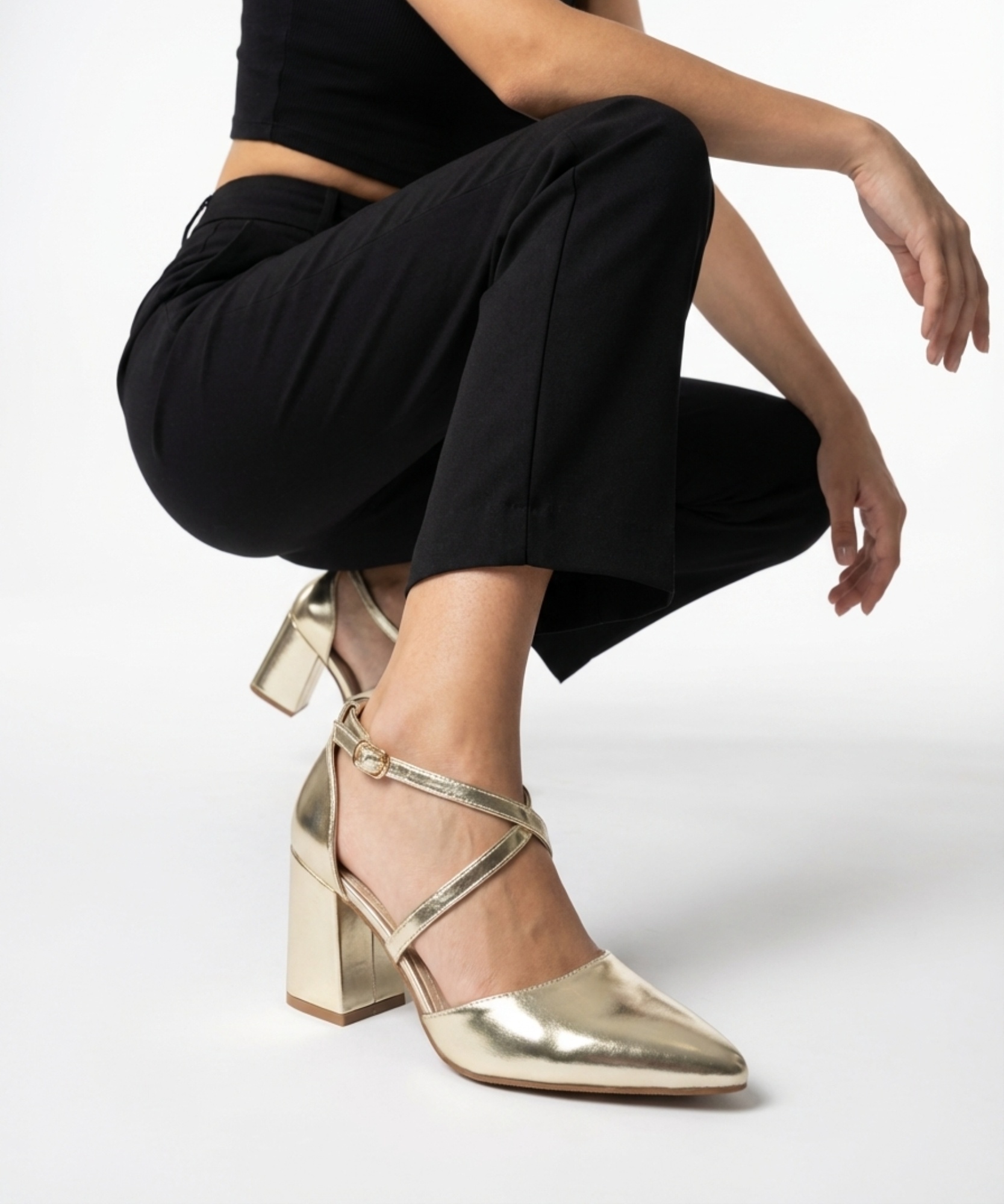 Sapato com tiras cruzadas  image number null